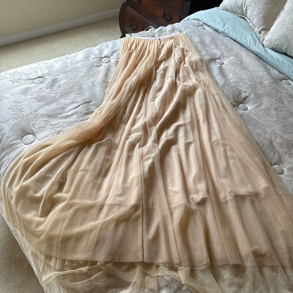 Woman’s netted lined flowing skirt made in Germany size 12